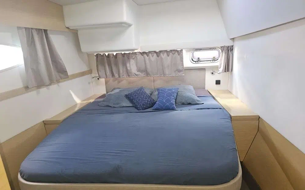slider 27 Fountaine Pajot Helia 44