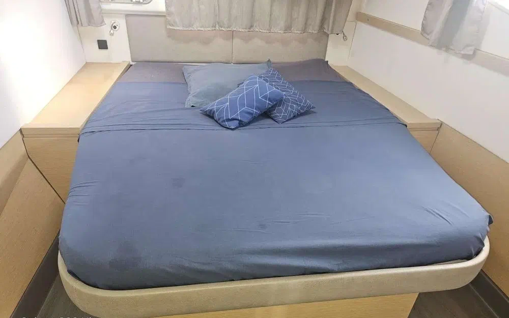 slider 30 Fountaine Pajot Helia 44