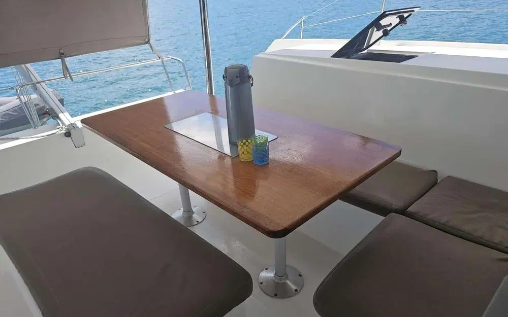 slider 6 Fountaine Pajot Helia 44