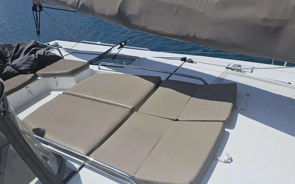 slider 14 Fountaine Pajot Helia 44