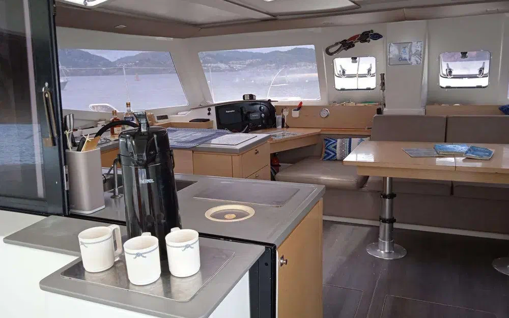 slider 20 Fountaine Pajot Helia 44