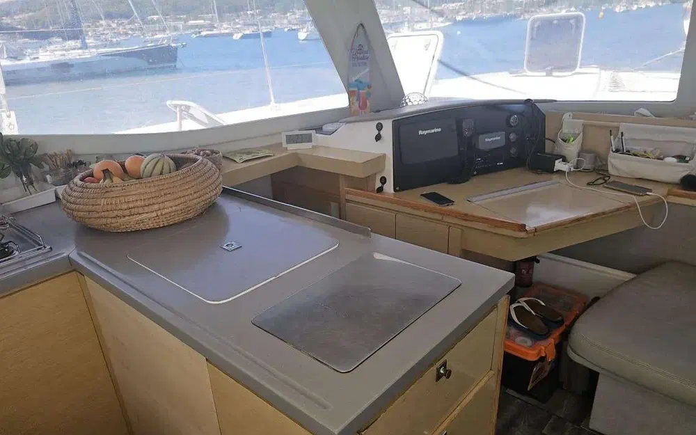 slider 24 Fountaine Pajot Helia 44