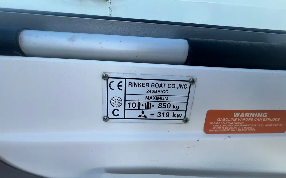 slider 15 Rinker 246 Captiva Cuddy