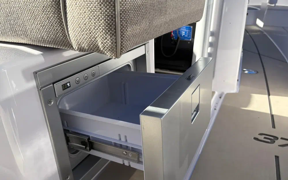 slider 6 Axopar 37 ST