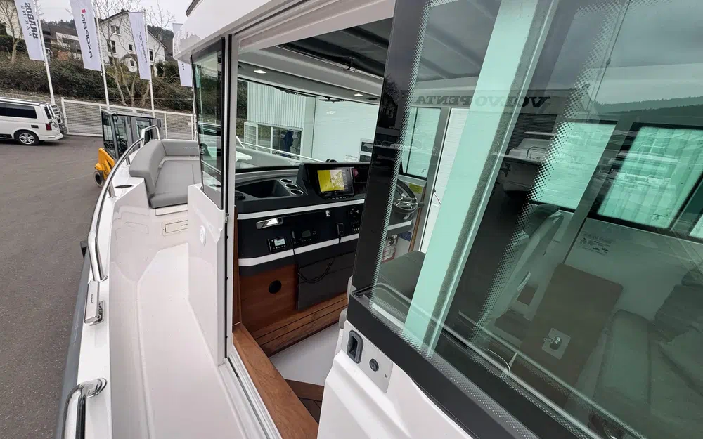 slider 10 Axopar 28 Open