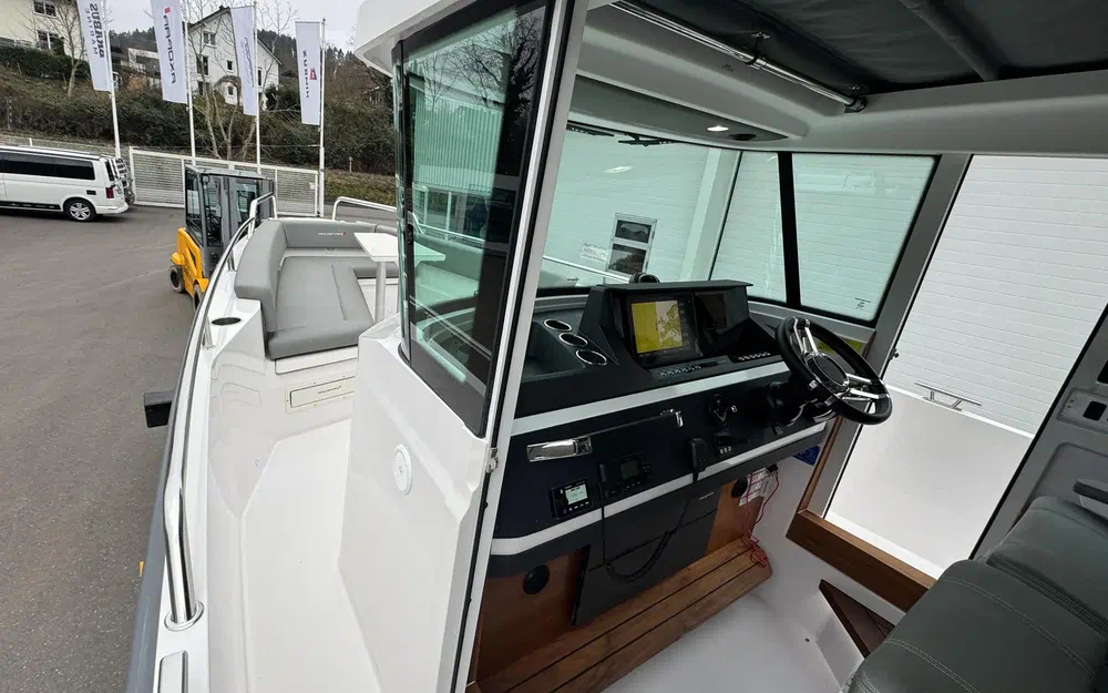 slider 11 Axopar 28 Open