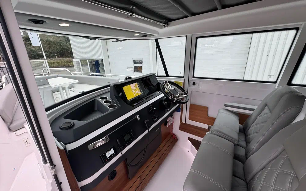 slider 12 Axopar 28 Open