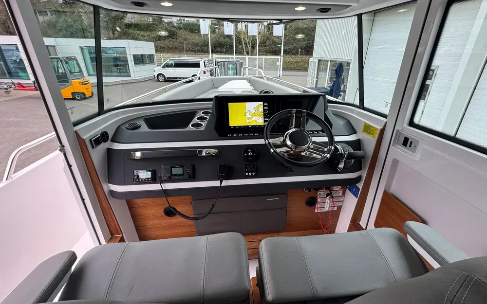 slider 13 Axopar 28 Open