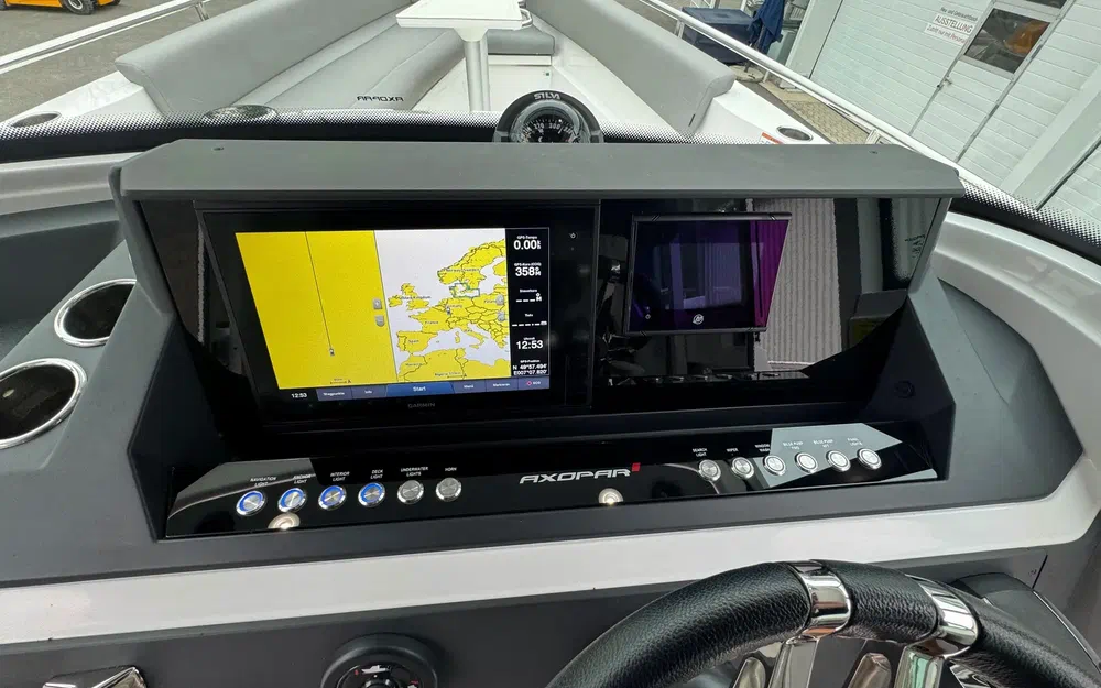 slider 18 Axopar 28 Open