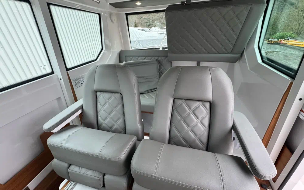 slider 19 Axopar 28 Open