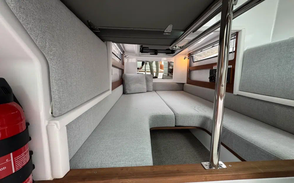 slider 21 Axopar 28 Open