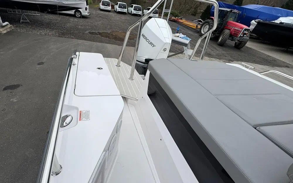 slider 23 Axopar 28 Open