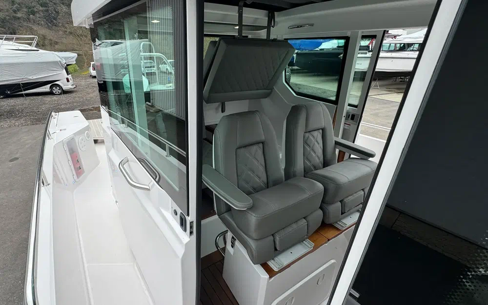 slider 25 Axopar 28 Open