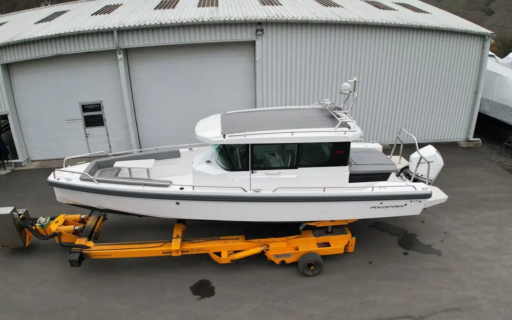 slider 3 Axopar 28 Open