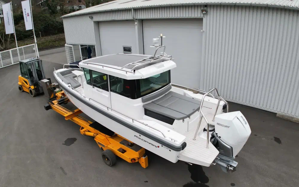 slider 5 Axopar 28 Open