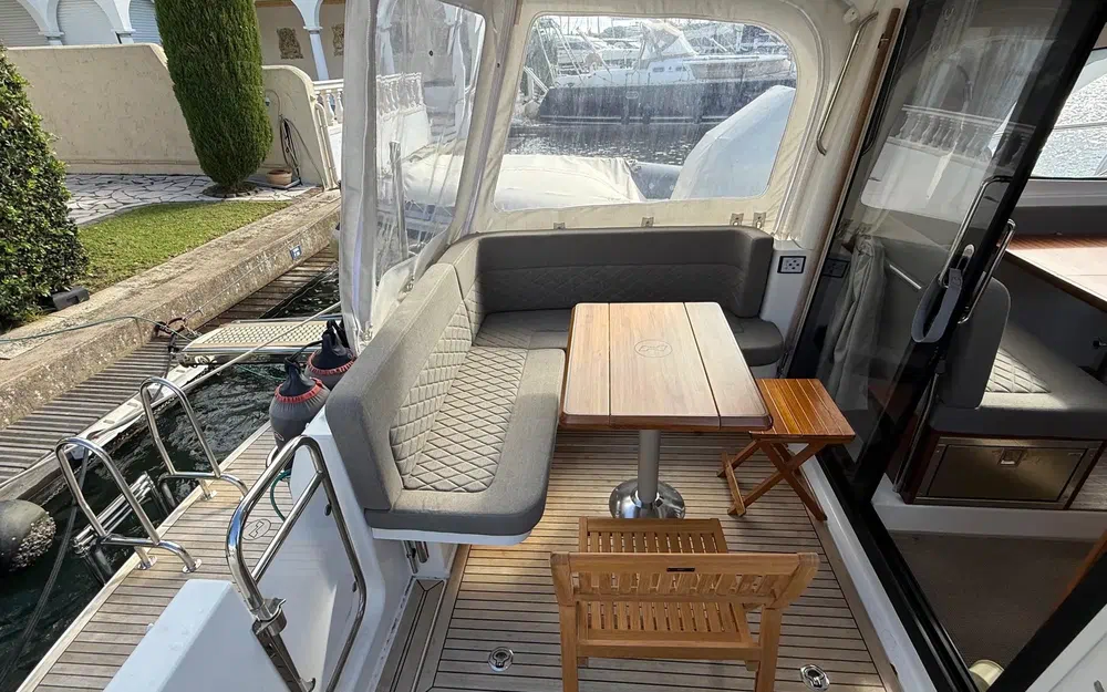 slider 29 Nimbus 305 Coupe