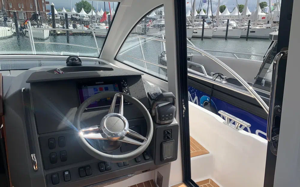 slider 13 Nimbus 305 Coupe