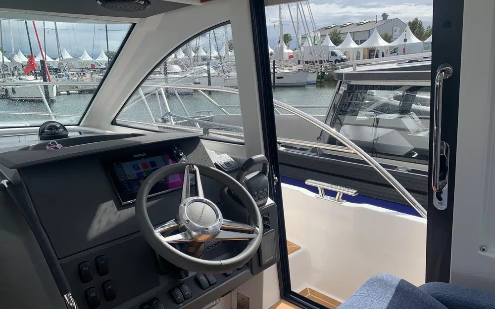 slider 14 Nimbus 305 Coupe