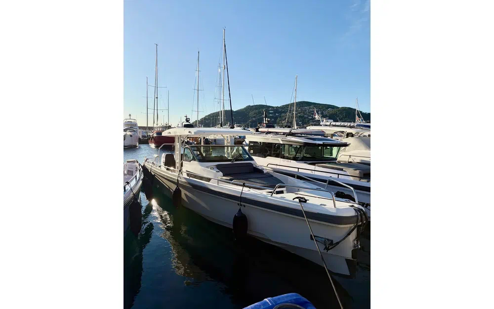 slider 1 Axopar 37 ST