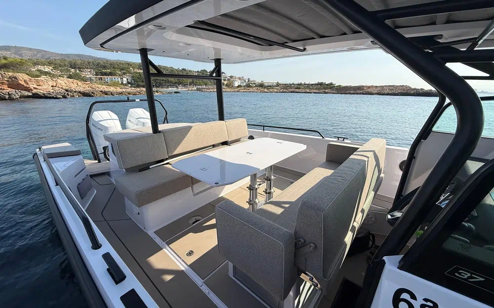 slider 6 Axopar 37 ST