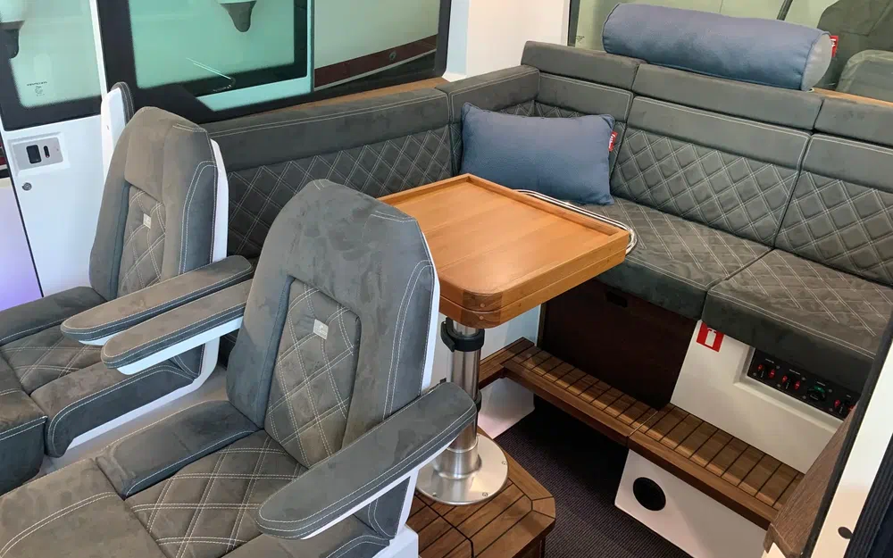 slider 9 Axopar 37 Open