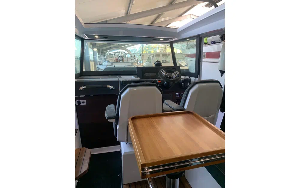 slider 10 Axopar 37 Open