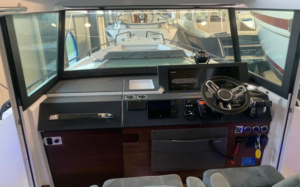 slider 11 Axopar 37 Open