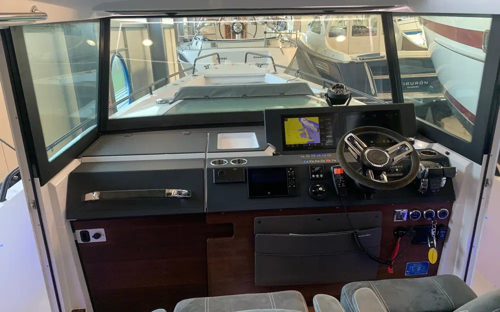 slider 12 Axopar 37 Open