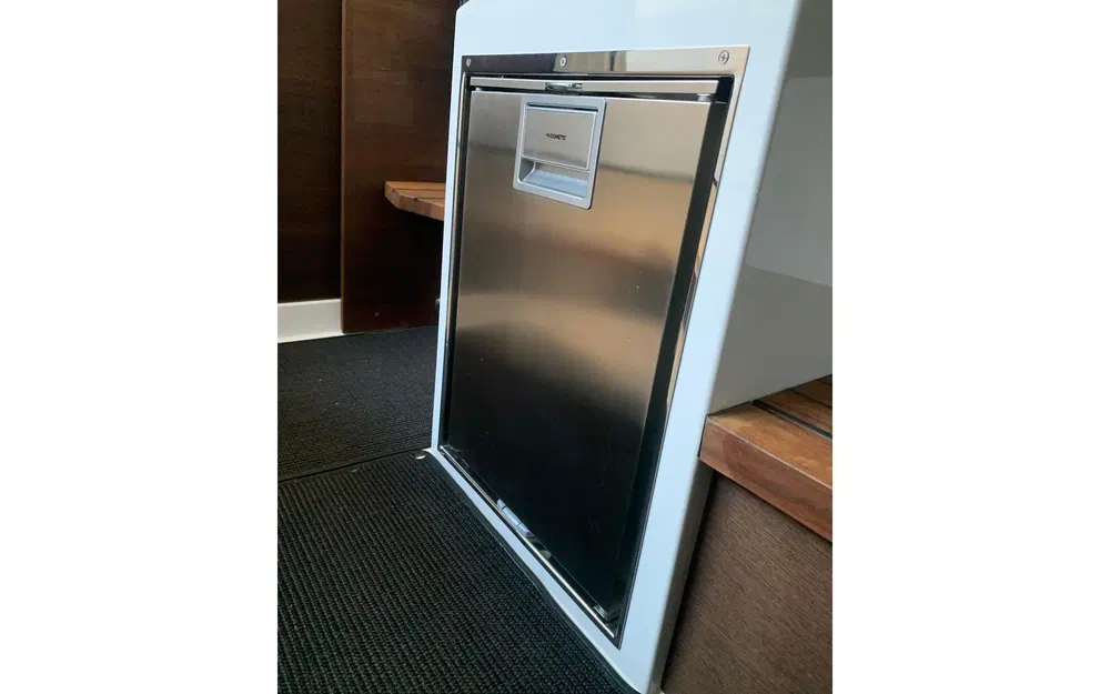 slider 13 Axopar 37 Open