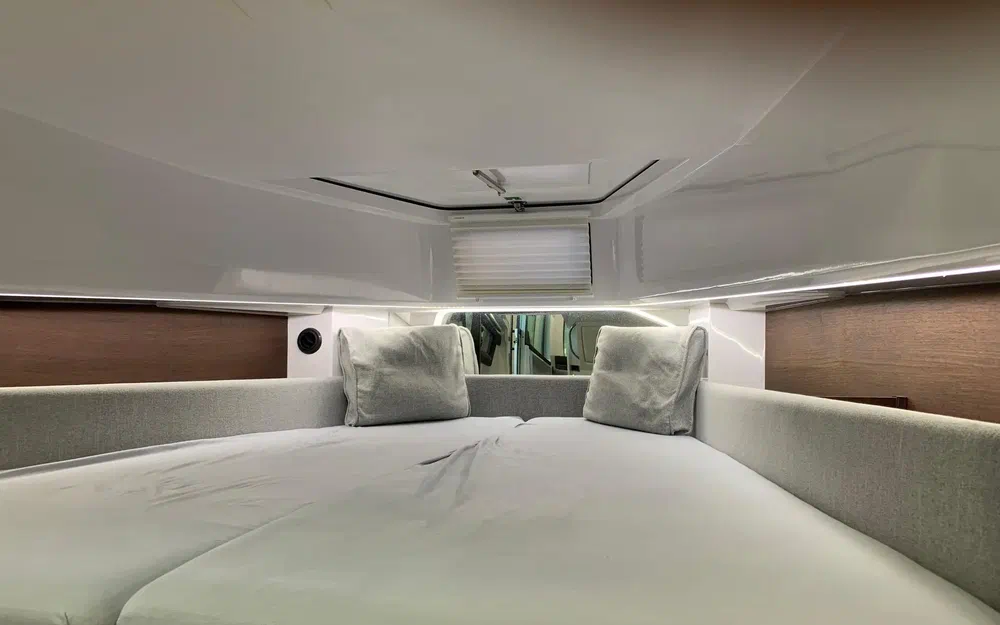 slider 18 Axopar 37 Open