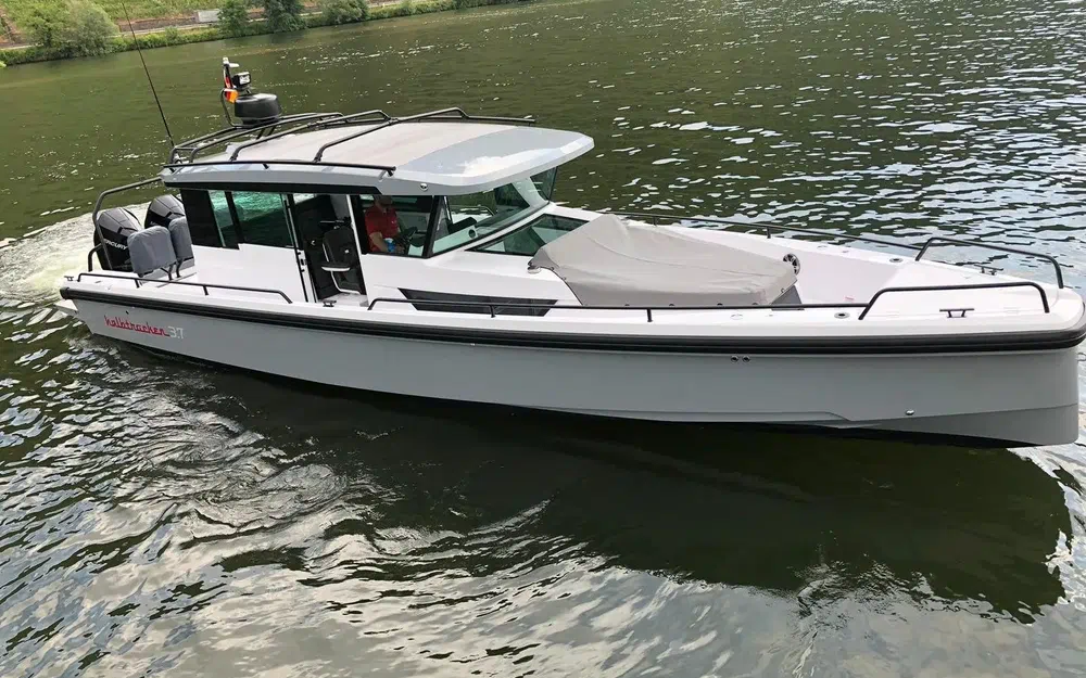 slider 1 Axopar 37 Open