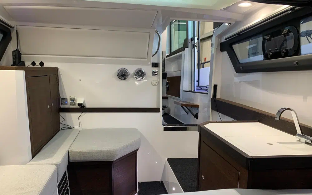 slider 19 Axopar 37 Open