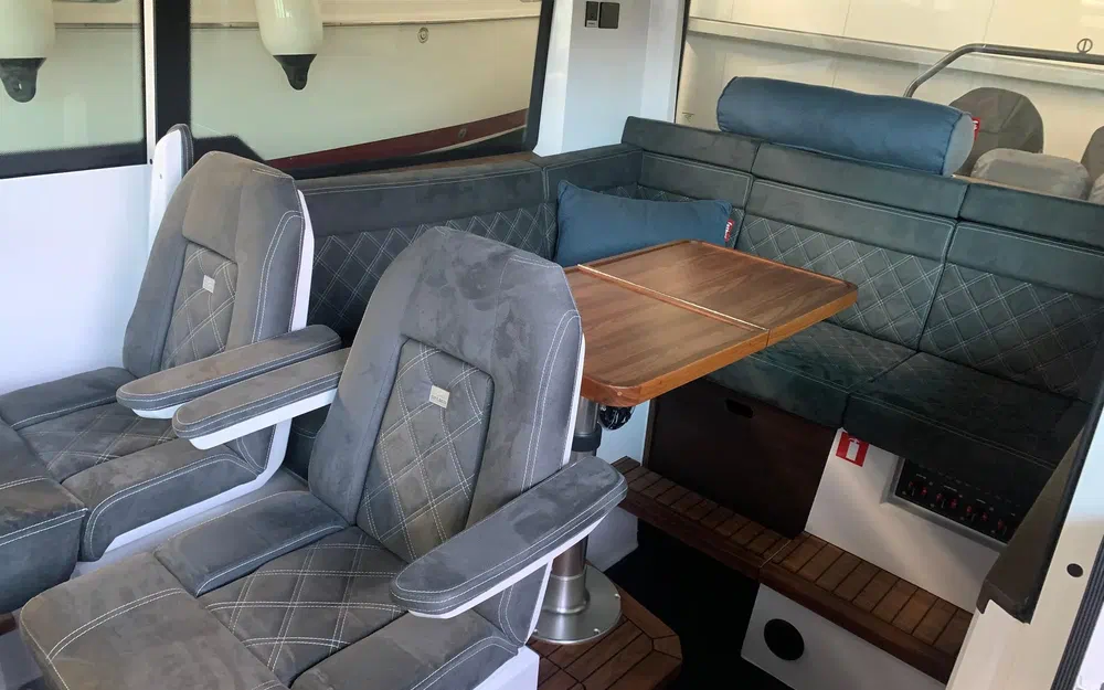 slider 3 Axopar 37 Open