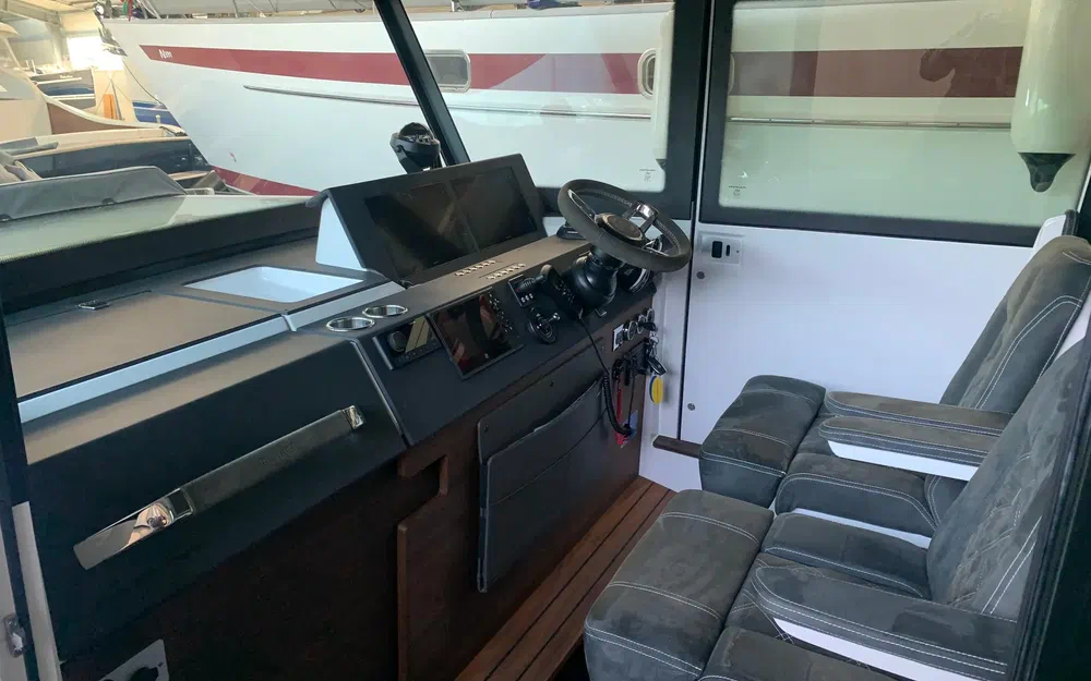 slider 4 Axopar 37 Open