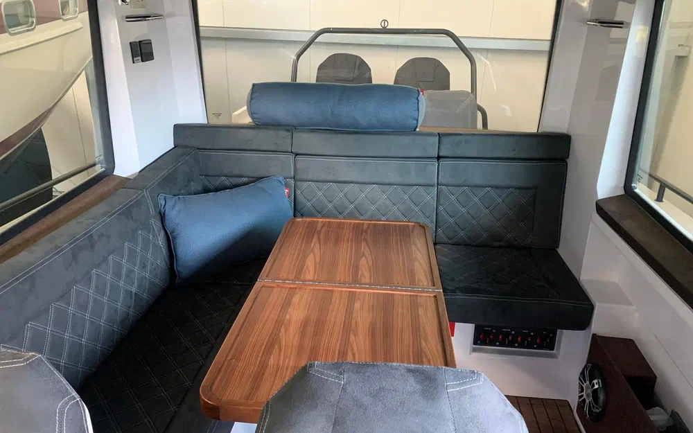 slider 5 Axopar 37 Open