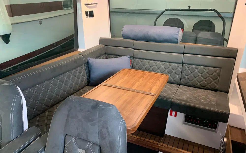 slider 6 Axopar 37 Open