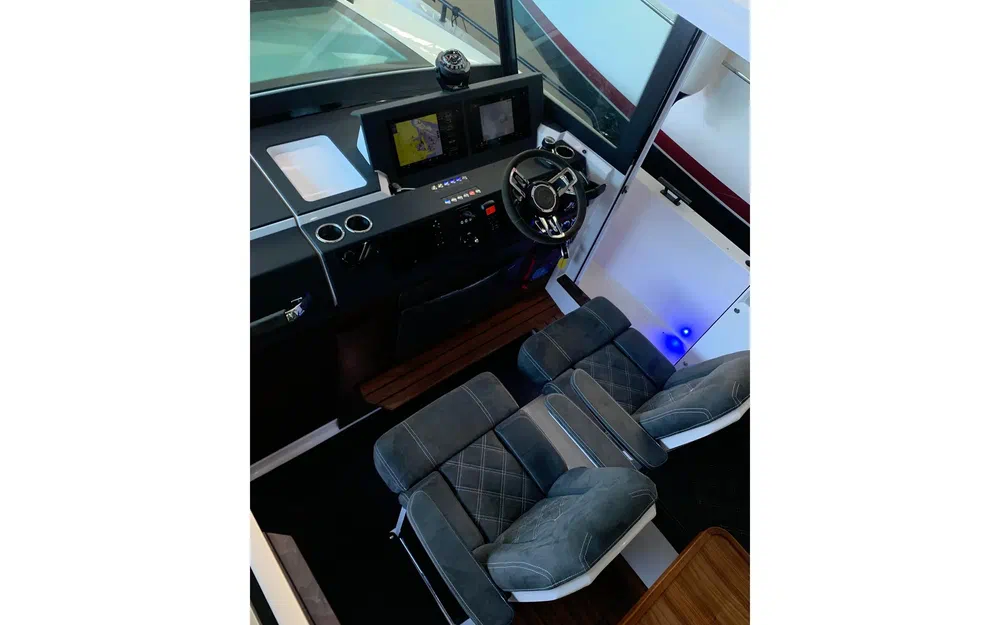 slider 8 Axopar 37 Open