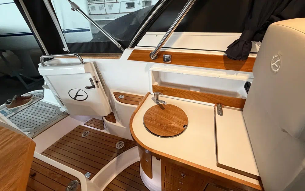 slider 17 Aquador 28 HT