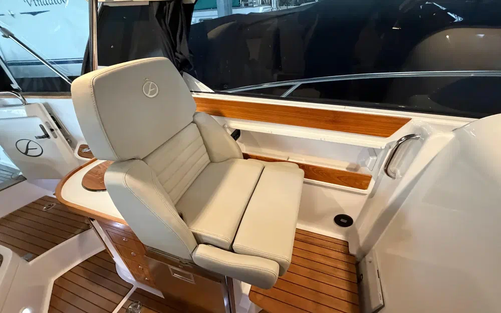 slider 19 Aquador 28 HT