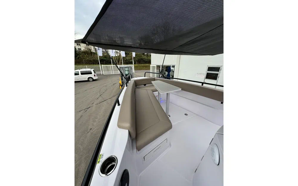 slider 11 Axopar 28 Open