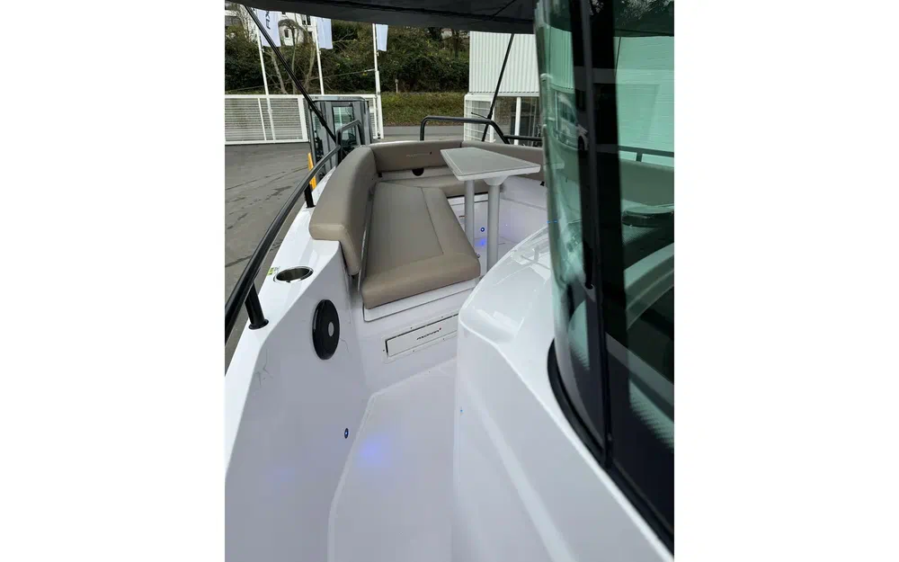 slider 12 Axopar 28 Open