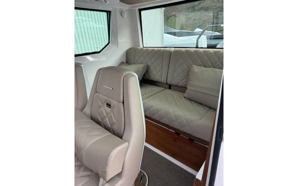 slider 14 Axopar 28 Open