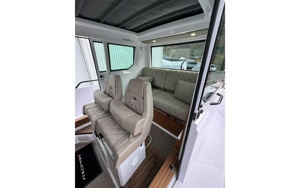 slider 15 Axopar 28 Open