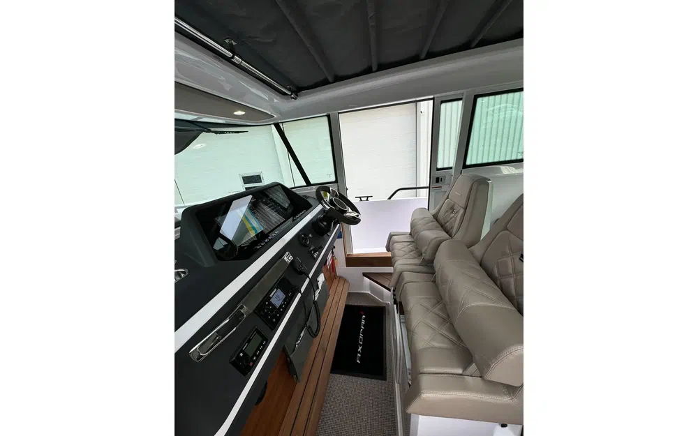 slider 17 Axopar 28 Open