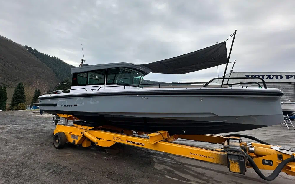 slider 18 Axopar 28 Open