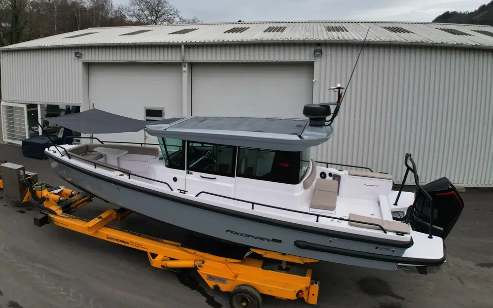 slider 3 Axopar 28 Open