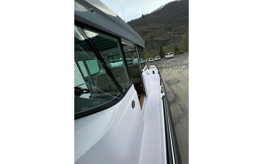 slider 6 Axopar 28 Open