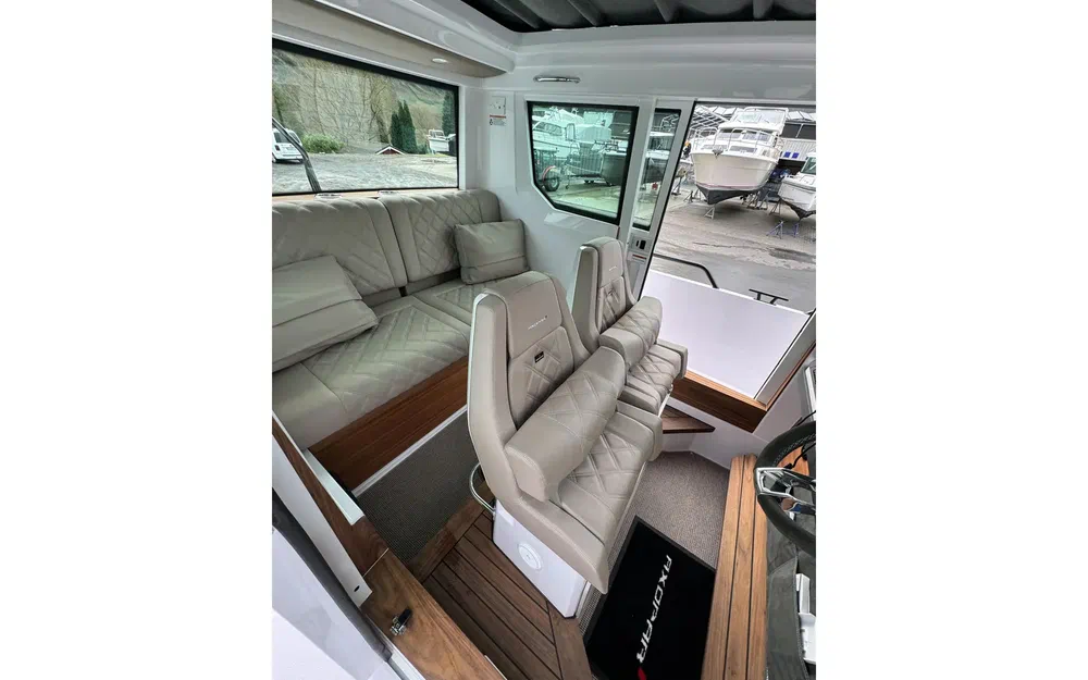 slider 8 Axopar 28 Open