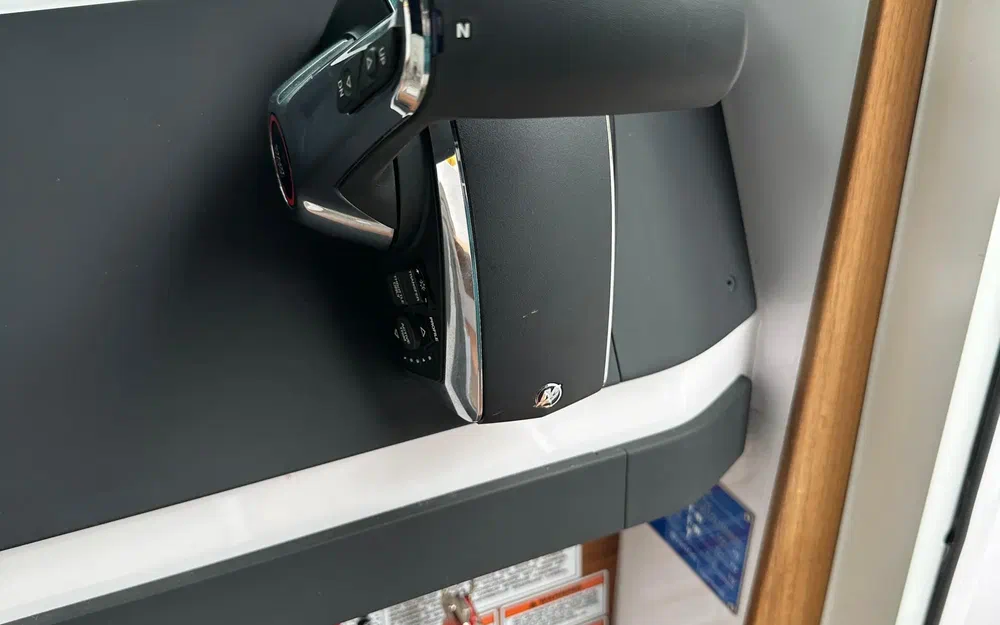 slider 10 Axopar 28 Open