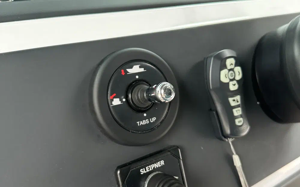 slider 12 Axopar 28 Open